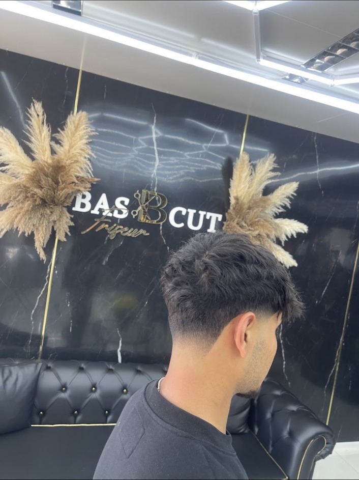 Haarschnitt vor dem BAS CUT Salon-Interior